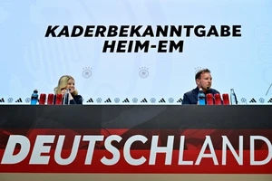 Julian Nagelsmann (phải) trong buổi công bố đội hình ở Berlin