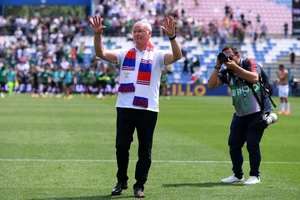 Claudio Ranieri chia sẻ niềm vui trụ hạng cùng giới mộ điệu Cagliari