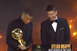 Kylian Mbappe nhận giải thưởng từ Robert Lewandowski