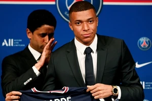 Kylian Mbappe ký triển hạn năm 2022 với biểu cảm không vui