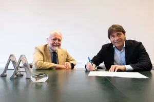 Ông bầu Aurelio de Laurentiis và HLV Antonio Conte trong buổi ký kết hợp đồng