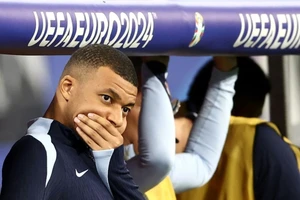 Kylian Mbappe ngồi xem các đồng đội hoang phí cơ hội