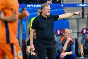 HLV tuyển Hà Lan Ronald Koeman bối rối trên sân