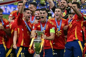 Đội trưởng Alvaro Morata giương chiếc cúp Henri Delaunay trong lễ đăng quang