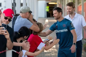 HLV Xabi Alonso bắt tay người hâm mộ trong buổi tập đầu tiên của Bayer Leverkusen