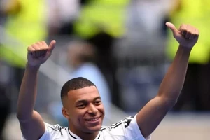 Kylian Mbappe trình làng màu áo Real Madrid