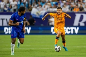 Dani Ceballos (phải) đi bóng trước hậu vệ Chelsea