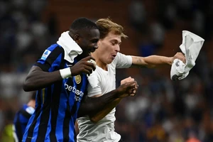 Marcus Thuram và Nicolo Barella ăn mừng chiến thắng