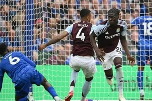 Onana (phải) ghi bàn mở tỷ số cho Aston Villa