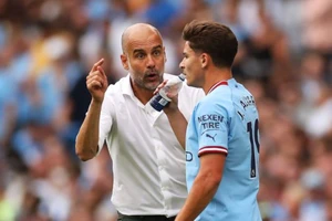 Pep Guardiola lần đầu tiên công khai thừa nhận sai lầm của CLB khi bàn Julian Alvarez