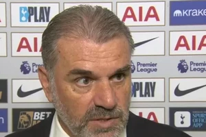 HLV Ange Postecoglou đã mất bình tĩnh trong cuộc phỏng vấn của Sky Sport