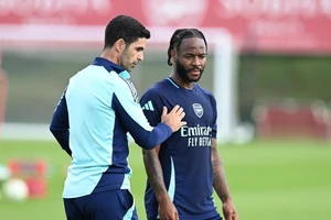 HLV Mikel Arteta và Raheem Sterling trên sân tập