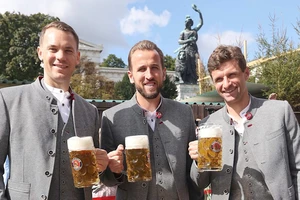 Từ trái sang phải Manuel Neuer, Harry Kane và Thomas Muller tại lễ hội Oktoberfest 2023