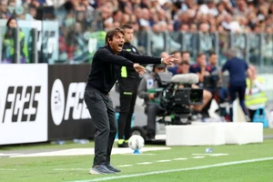 HLV Antonio Conte lần đầu đối mặt với những người hâm mộ mình