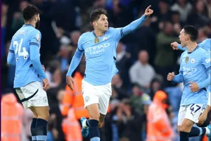 John Stones (giữa) ghi bàn cứu thua cho Man City