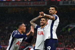 Các cầu thủ Tottenham ăn mừng chiến thắng dễ dàng trên sân Old Trafford