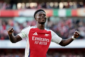 Bukayo Saka tỏa sáng trên sân Emirates