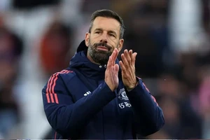 Ruud van Nistelrooy chuẩn bị cho trận cầm quân đầu tiên ở Man United