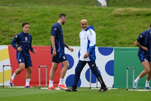  HLV Luciano Spalletti trên sân tập cùng tuyển Italy