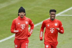 Leroy Sane (trá`i) và Kingsley Coman (phài) trên sân tập của Bayern Munich