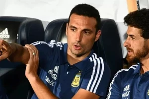 HLV tuyển Argentina Lionel Scaloni (tráI) cũng đang căng thẳng vì lịch trình