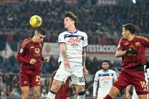 Nicolo Zaniolo (giữa) ghi bàn vào lưới đội bóng cũ AS Roma