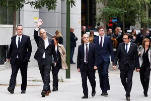 Các thành viên chính quyền bị giải tán ở vùng tự trị Catalonia trên đường đến toà án tại Madrid. Ảnh: BBC ​