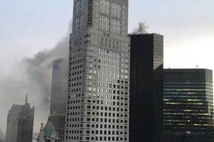 Tháp Trump tại trung tâm quận Manhattan, thành phố New York, Mỹ bị cháy. Ảnh: India.com