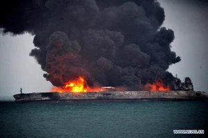  Tàu chở dầu của Iran bị bốc cháy sau khi va chạm với một tàu vận tải trên biển Hoa Đông .Ảnh: Xinhua