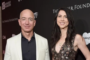 Vợ chồng tỷ phú Jeff Bezos. Ảnh: MyDaytonDailyNews.com