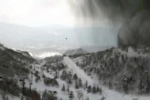 Khu trượt tuyết ở Agatsuma, tỉnh Guma, bị khói đen của núi lửa bao phủ. Nguồn: japan news