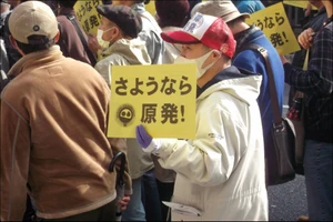 Người dân Nhật Bản tuần hành phản đối điện hạt nhân. Ảnh: Socialist Party