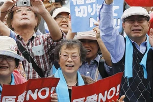 Các nạn nhân vui mừng sau một phán quyết của toà án quận Fukushima năm 2017. Ảnh: The Wall Street Journal