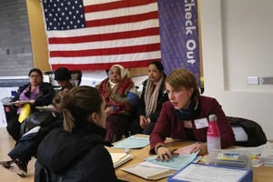 Người nhập cư nhận được sự giúp đỡ về quyền công dân. Ảnh: USA Today