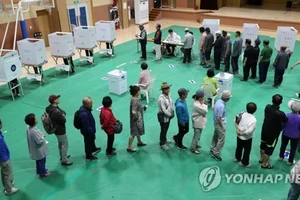 Cử tri Hàn Quốc xếp hàng chờ bỏ phiếu ở Chuncheon, tỉnh Gangwon. Ảnh: Yonhap
