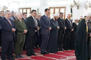 Tổng thống Assad tham dự lễ cầu nguyện Eid al-Fitr tại thánh đường Sayyida Khadija. Ảnh: Almasdarnews