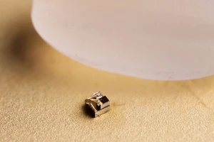 Máy tính nhỏ nhất thế giới chỉ bằng một góc hạt gạo