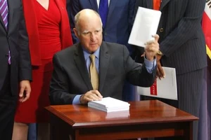 Thống đốc California Jerry Brown vừa ký ban hành đạo luật về bảo mật thông tin. Ảnh: CNBC
