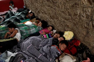 Trẻ em nhập cư dưới 5 tuổi bị chia cắt với cha mẹ tại một trại tập trung ở biên giới Mỹ - Mexico. Ảnh: CNN