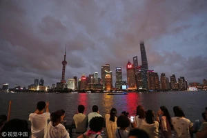 Khách du lịch thưởng thức đêm Thượng Hải ngày 21-7 trước khi bão Ampil đến. Ảnh:China Daily
