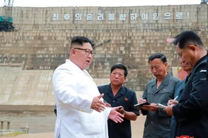 Nhà lãnh đạo Triều Tiên Kim Jong-un thanh sát công trường xây dựng nhà máy thủy điện ở tỉnh Bắc Hamgyong, Triều Tiên. Ảnh : preecevilleprogress.com 