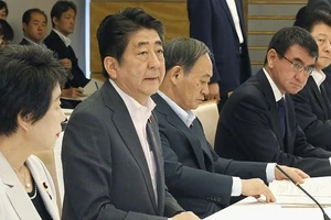 Thủ tướng Nhật Bản Shinzo Abe tại cuộc họp sáng 24-7. Ảnh: Kyodo