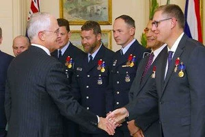 Thủ tướng Australia Malcolm Turnbull bắt tay Richard Harris. Ảnh: Yahoo