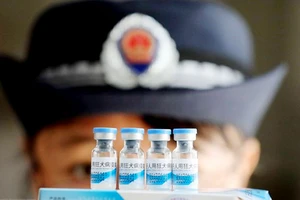 Cảnh sát kiểm tra vắc xin tại một cơ sở ở Trung Quốc. Ảnh: EPA