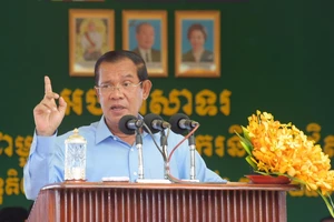 Thủ tướng Campuchia Hun Sen phát biểu trước hàng ngàn công nhân dệt may tại thủ đô Phnom Penh ngày 2-8. Ảnh: pressocm.gov.kh