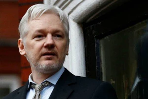  Nhà sáng lập WikiLeaks, ông Julian Assange trên ban công Đại sứ quán Ecuado tại London năm 2017. Ảnh: Reuters