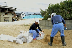 Người dân chuẩn bị bao cát chống bão lũ ở thành phố Kurashiki phía Tây Nhật Bản đề phòng Cimaron. Ảnh: AP
