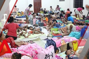 Người dân Philippines tại các trung tâm tránh bão. Ảnh: Channel News Asia