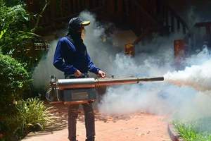 Phun thuốc diệt ấu trùng của muỗi ở Bangkok. Ảnh: THAILAND DISCOVERY 