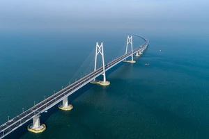 Trung Quốc khánh thành cây cầu vượt biển dài nhất thế giới nối Hong Kong với đại lục